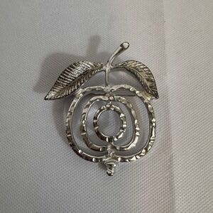 Vintage 1972 SARAH COVENTRY Silvertone Saucy Apple‎ Fruit Brooch Pin